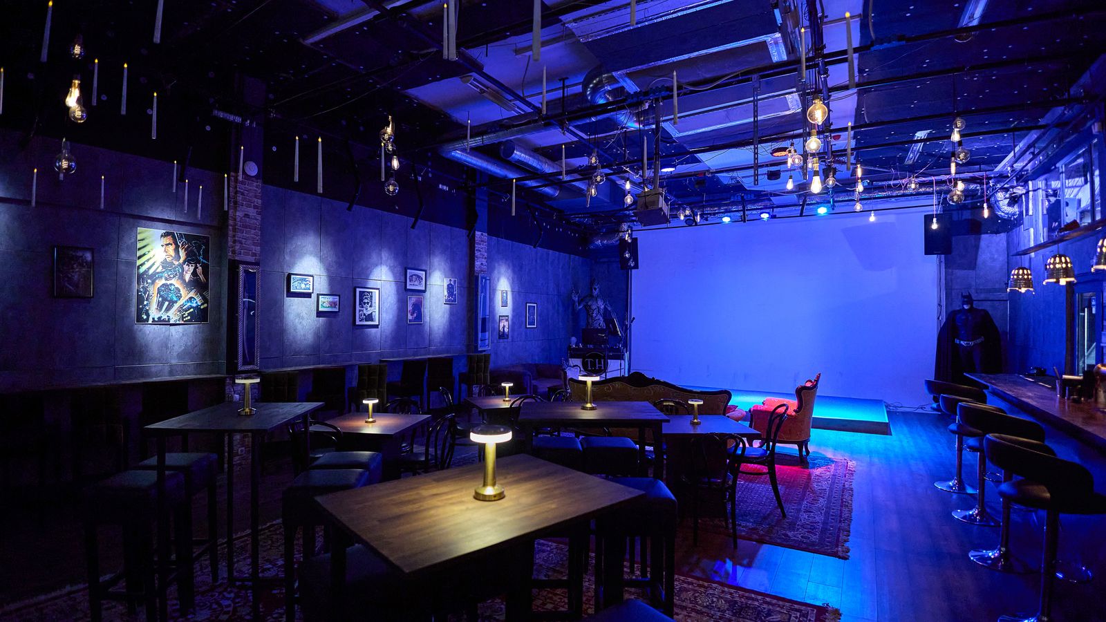 Сцена и голям екран в The Underground Event Hall